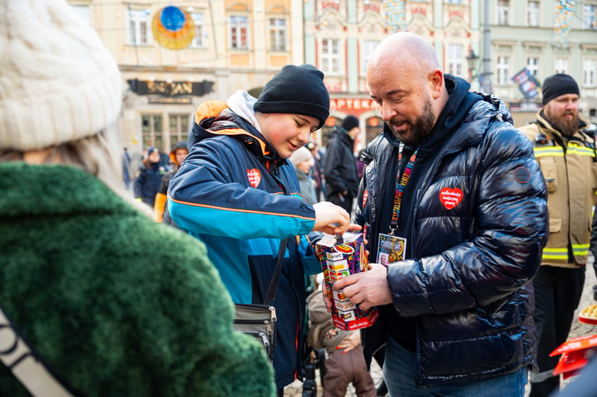 Prezydent Wrocławia Jacek Sutryk zbiera pieniądze do puszki WOŚP